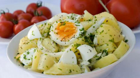Салат из картофеля с яйцами.