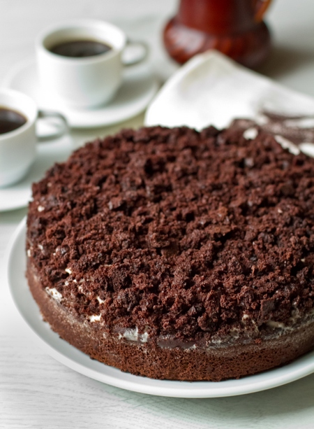Шоколадно-кофейный тарт с черносливом.