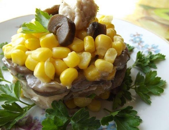 Салат из грибов и кукурузы.