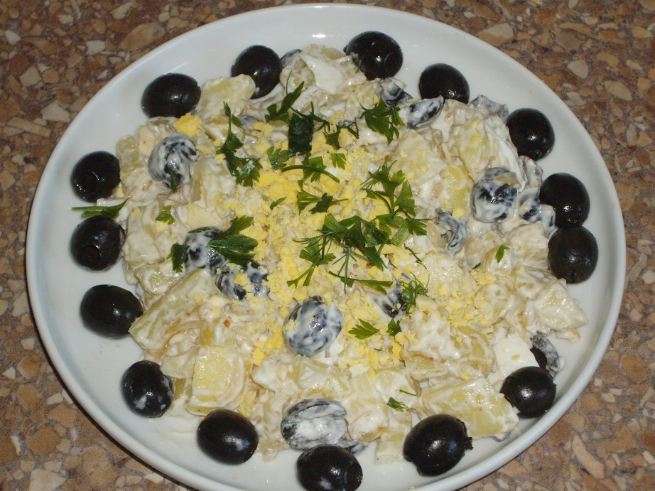 Рисовый салат с яблоком и оливками.