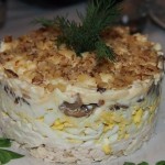 Салат с курицей, грибами и орехами.