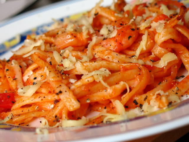 Паста с креветками, сливочно-томатным соусом и вермутом