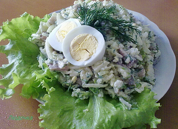 Салат с сельдью и яйцом