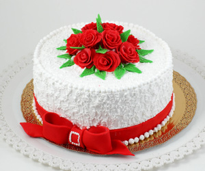 Как красиво оформить праздничный торт