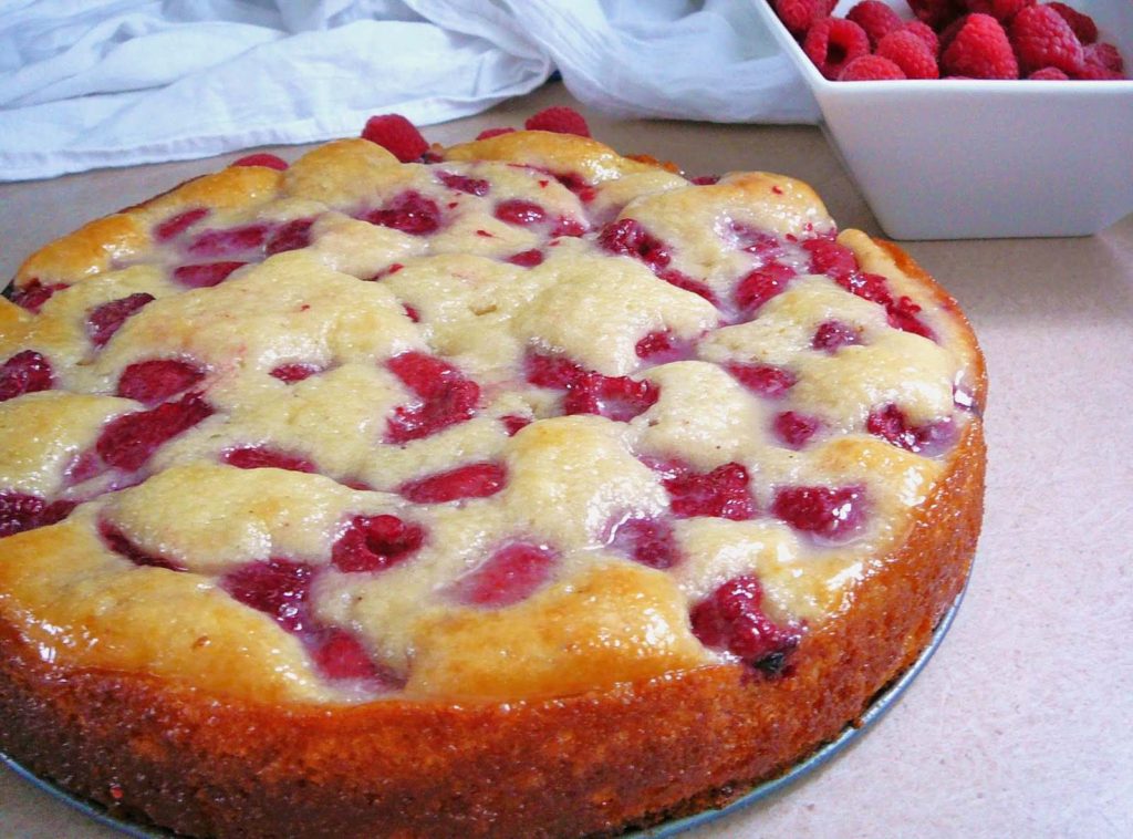 Рецепт Яблочный пирог с пудингом и ягодами