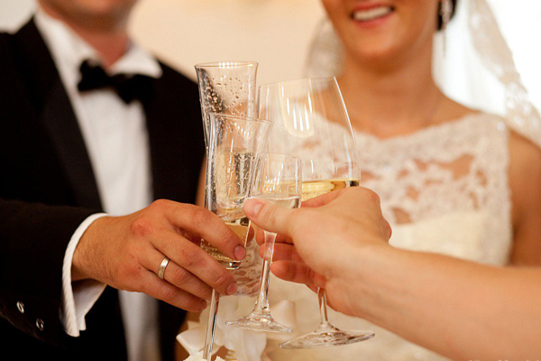 Шампанское &#8212; распространённые свадебные традиции