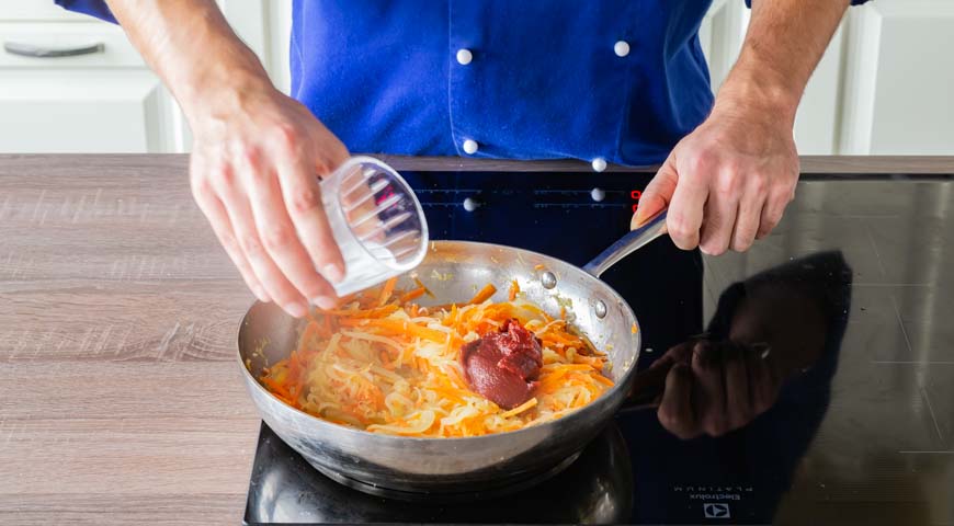 Рыба под маринадом, добавьте воду и томатную пасту в зажарку
