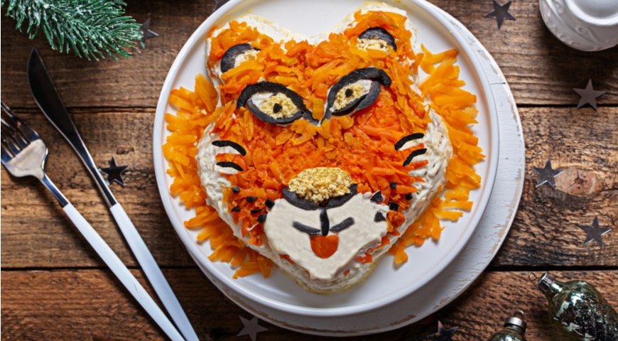 Тигр, символ года 2022, на тарелке и на столе