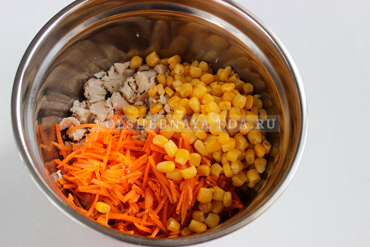 salat s kuricej morkovy i kukuruzoj 3