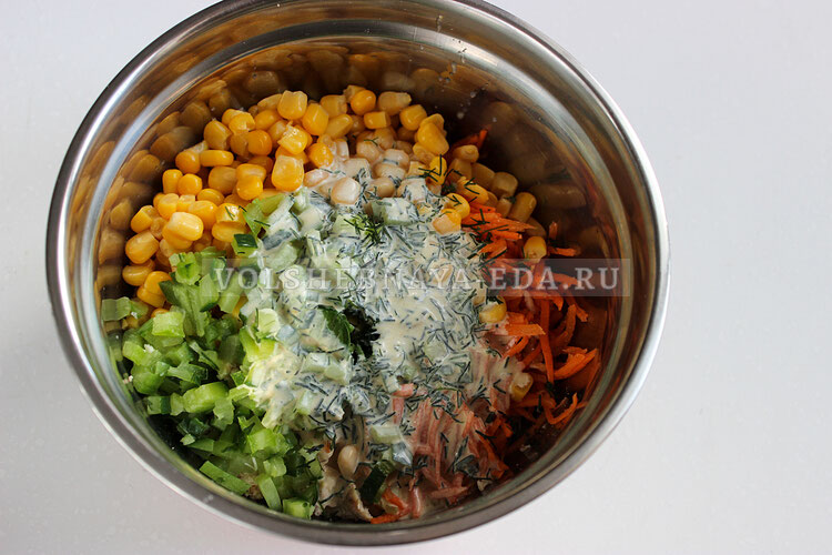salat s kuricej morkovy i kukuruzoj 6