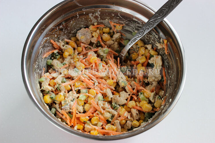 salat s kuricej morkovy i kukuruzoj 7