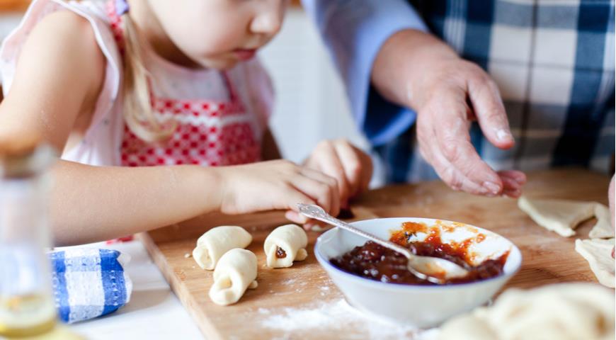 Шпаргалка для родителей, что должны уметь на кухне дети от 2 до 15 лет
