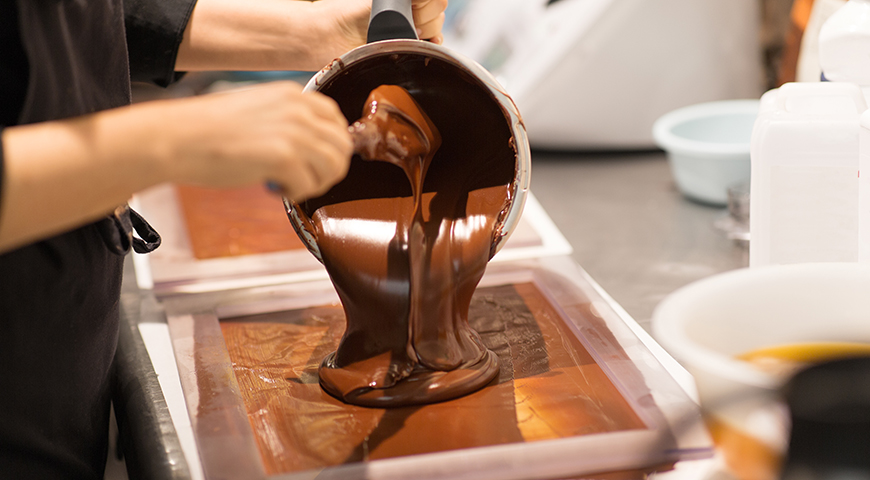 Как приготовить шоколадную колбаску дома