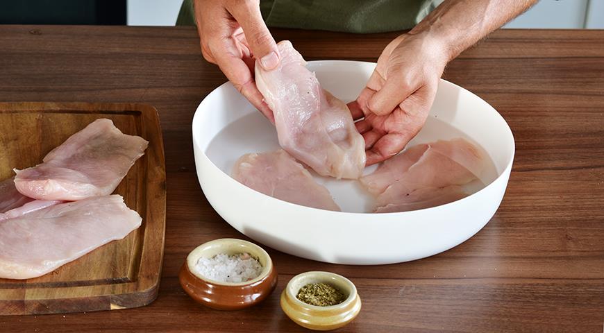 Как легко и быстро приготовить вкусный куриный шницель на сковороде