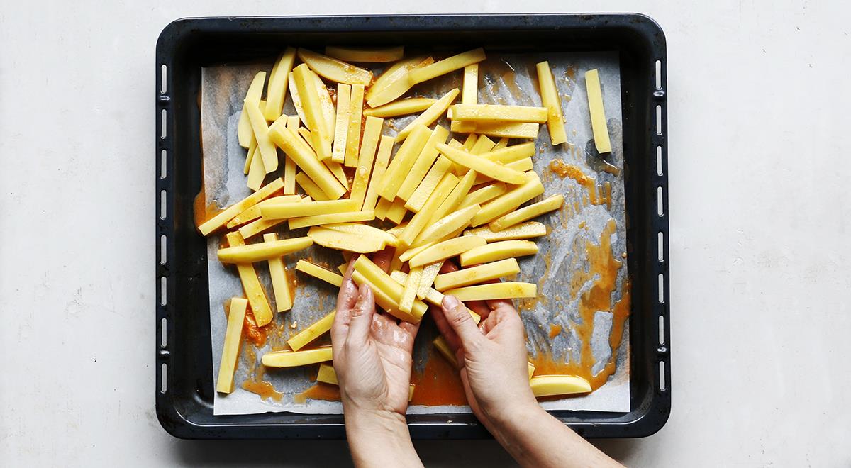 Вкусная, хрустящая и невредная: как приготовить картошку фри в духовке
